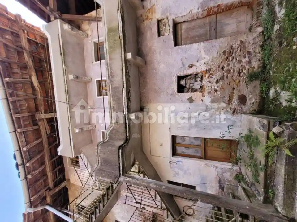 Palazzo - Stabile in vendita a Lozzolo