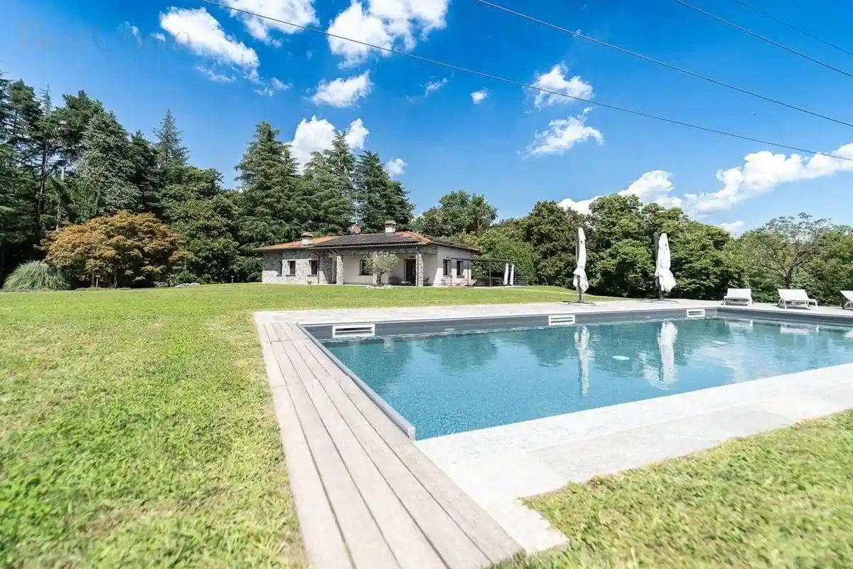 Villa in vendita a Montano Lucino