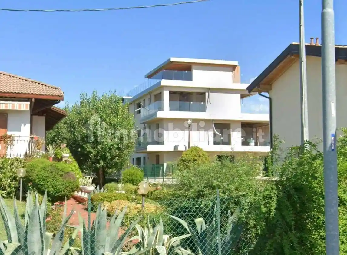 Palazzo - Stabile in vendita a Desenzano del Garda