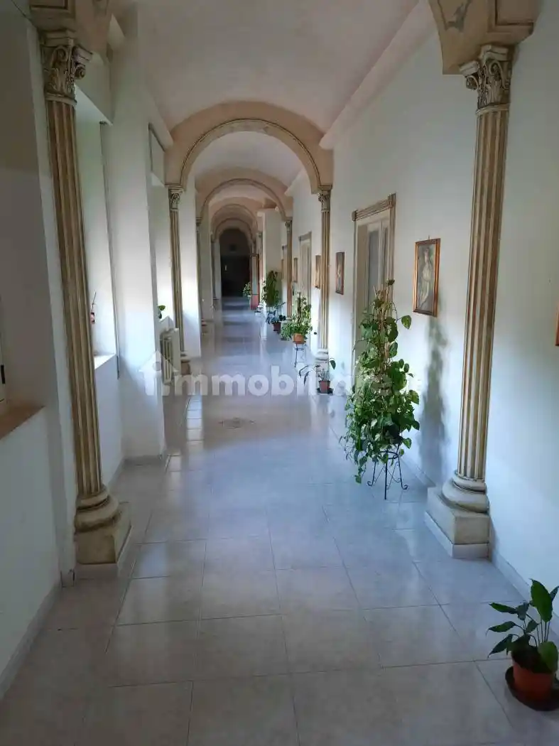 Palazzo - Stabile in vendita a Locri