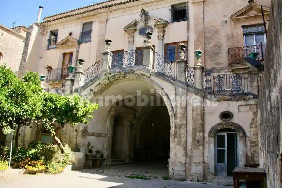 Palazzo - Edificio in vendita a Ragusa