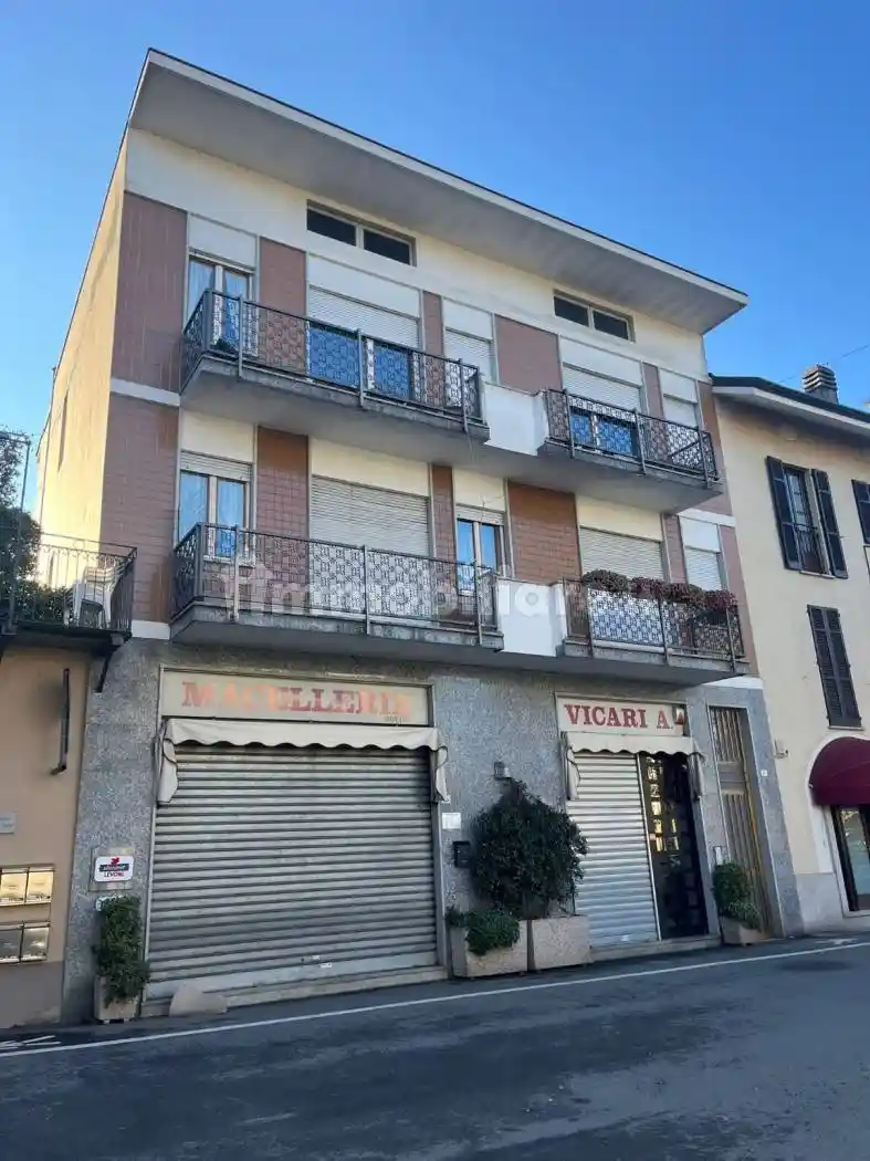 Palazzo - Edificio in vendita a Borgomanero