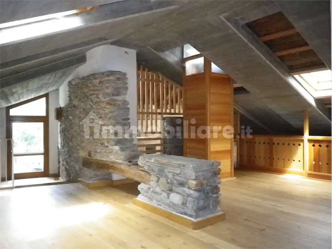 Palazzo - Edificio in vendita a Fénis