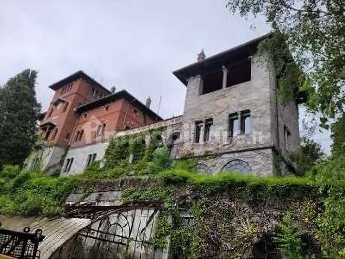 Villa in vendita a Gavirate