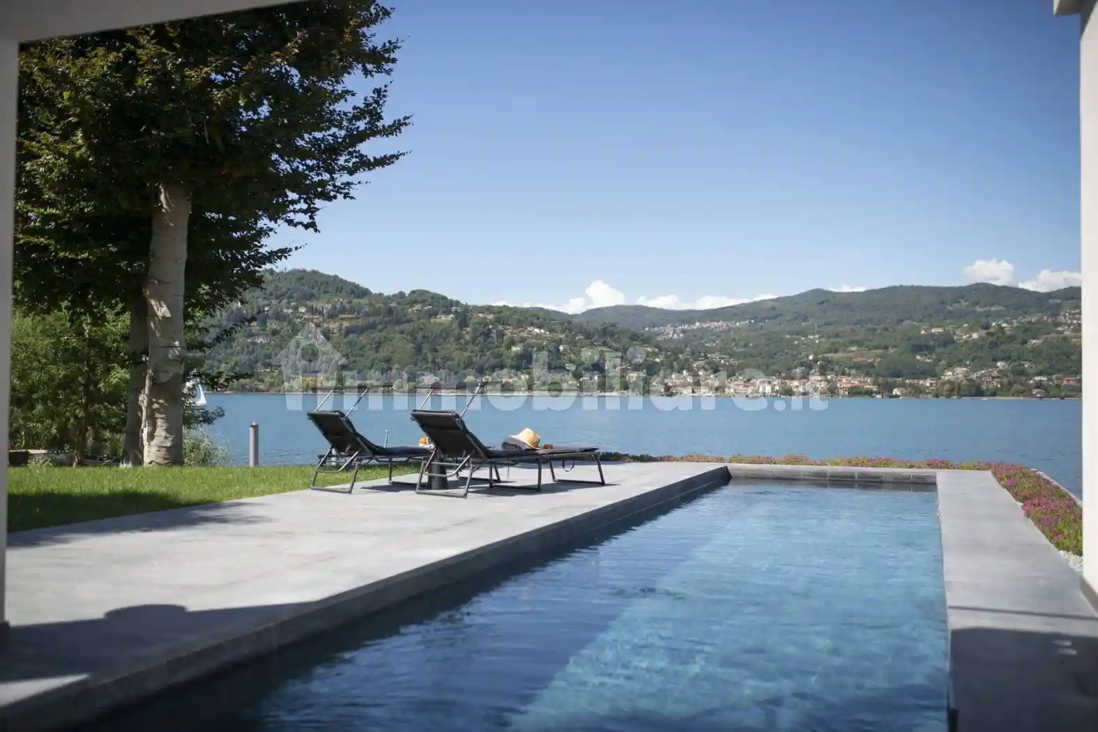 Villa in affitto a Angera