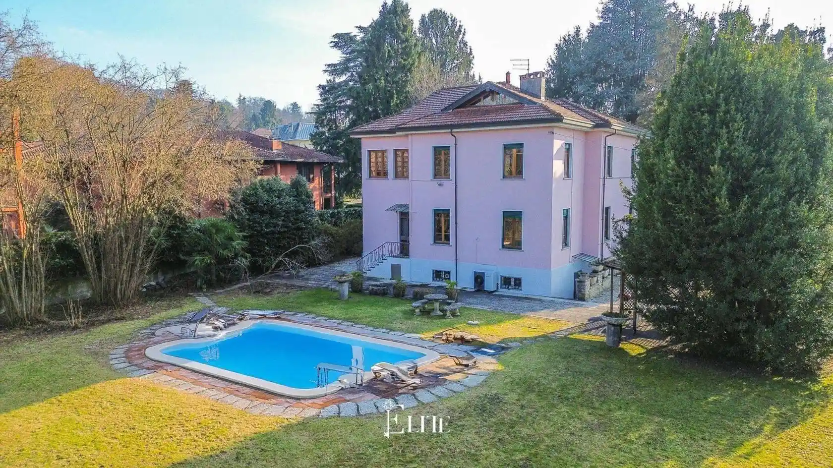 Villa in vendita a Travedona-Monate