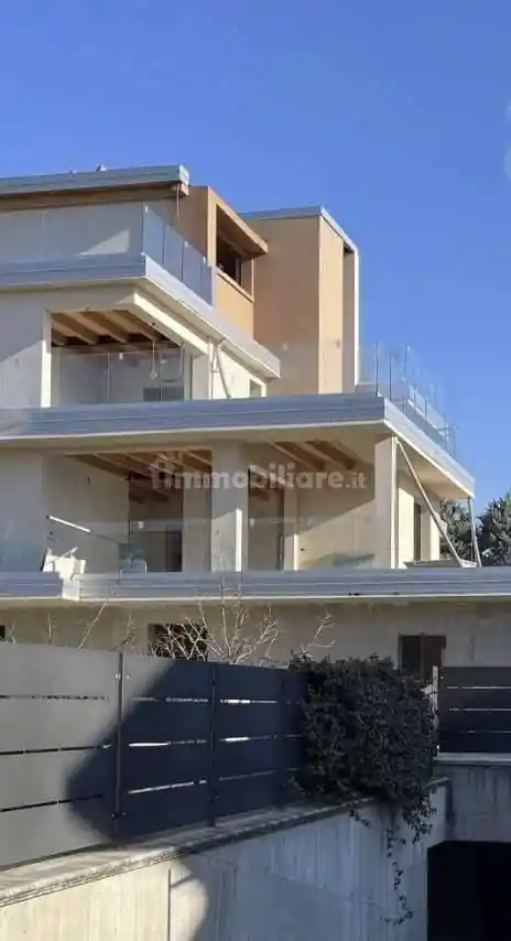 Palazzo - Stabile in vendita a Desenzano del Garda