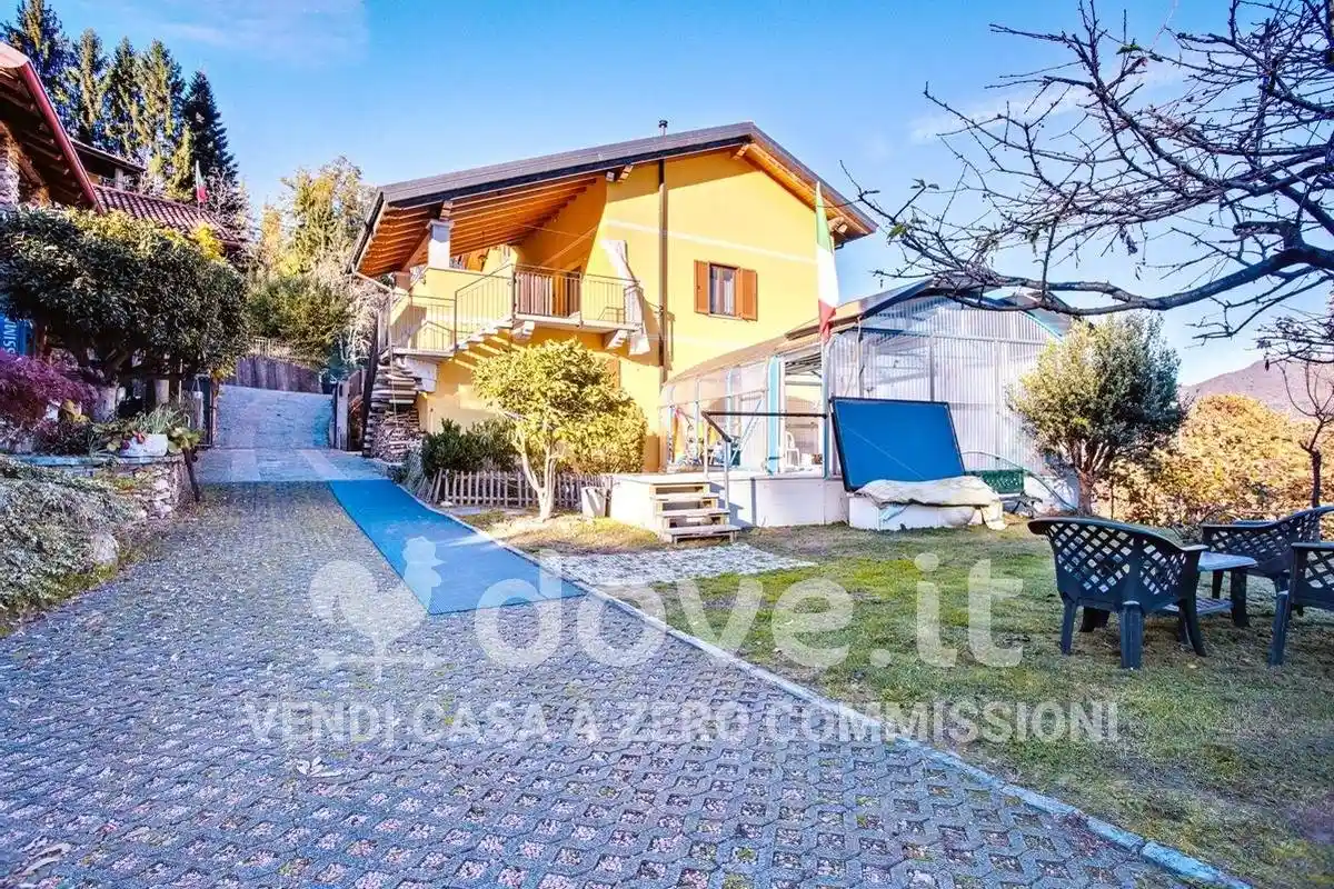 Casa indipendente in vendita a Brissago-Valtravaglia