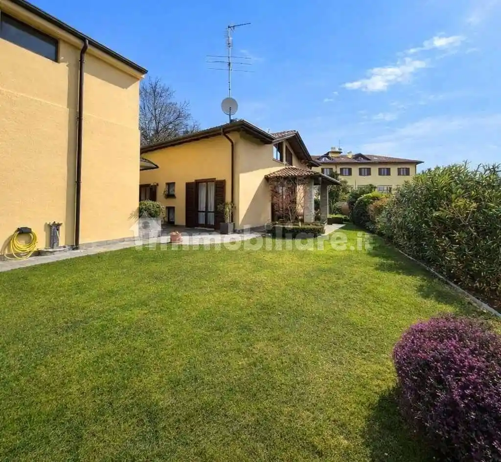 Villa in vendita a Montano Lucino