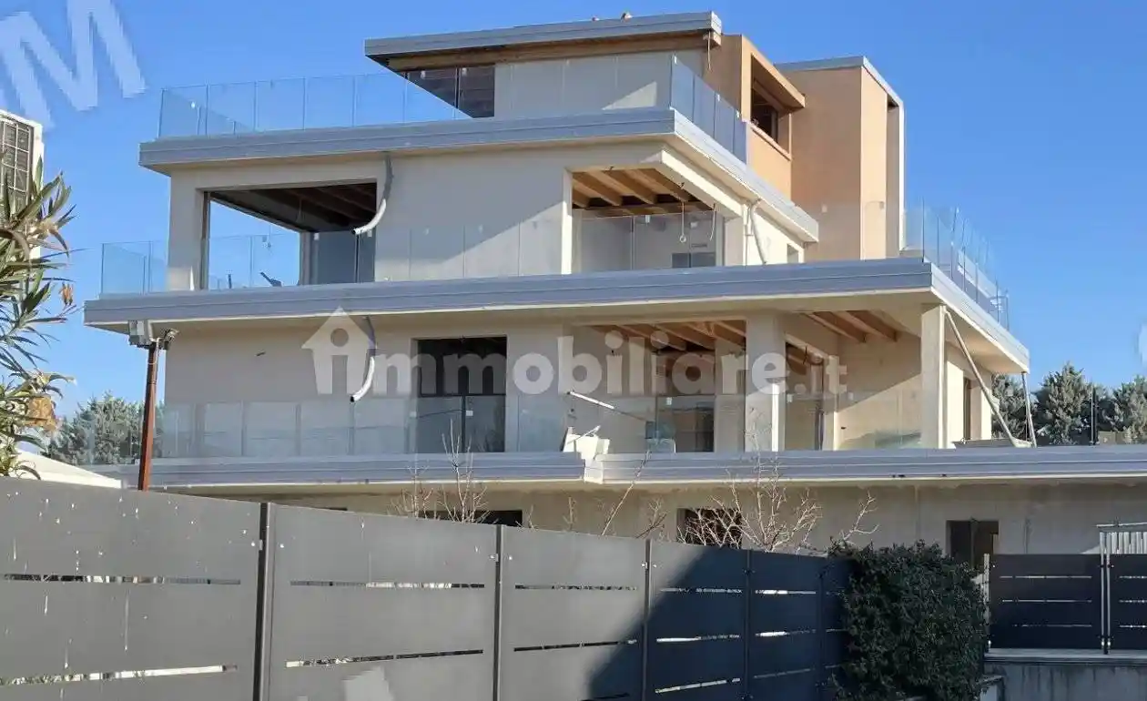 Palazzo - Stabile in vendita a Desenzano del Garda