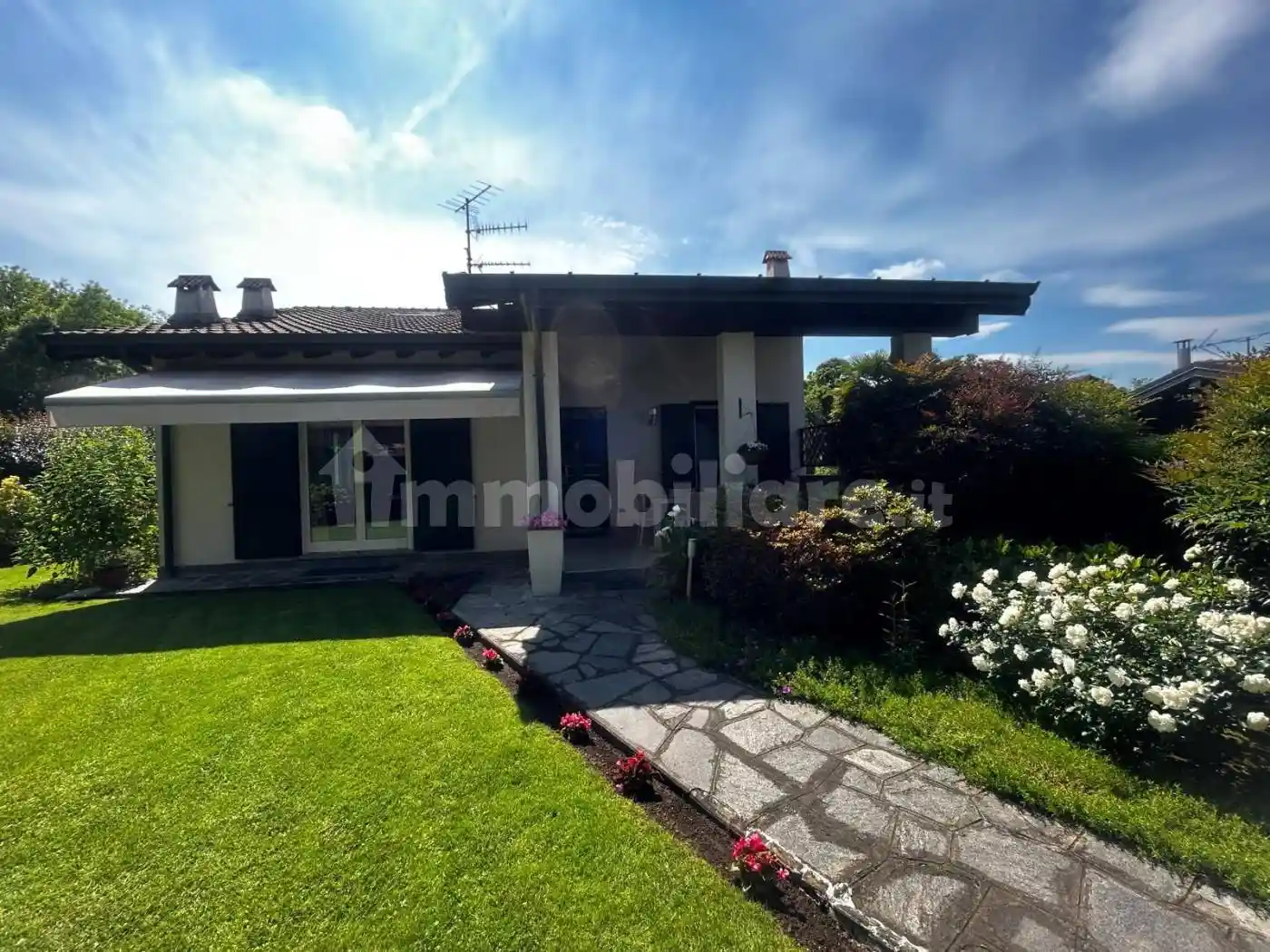 Villa in vendita a Azzate