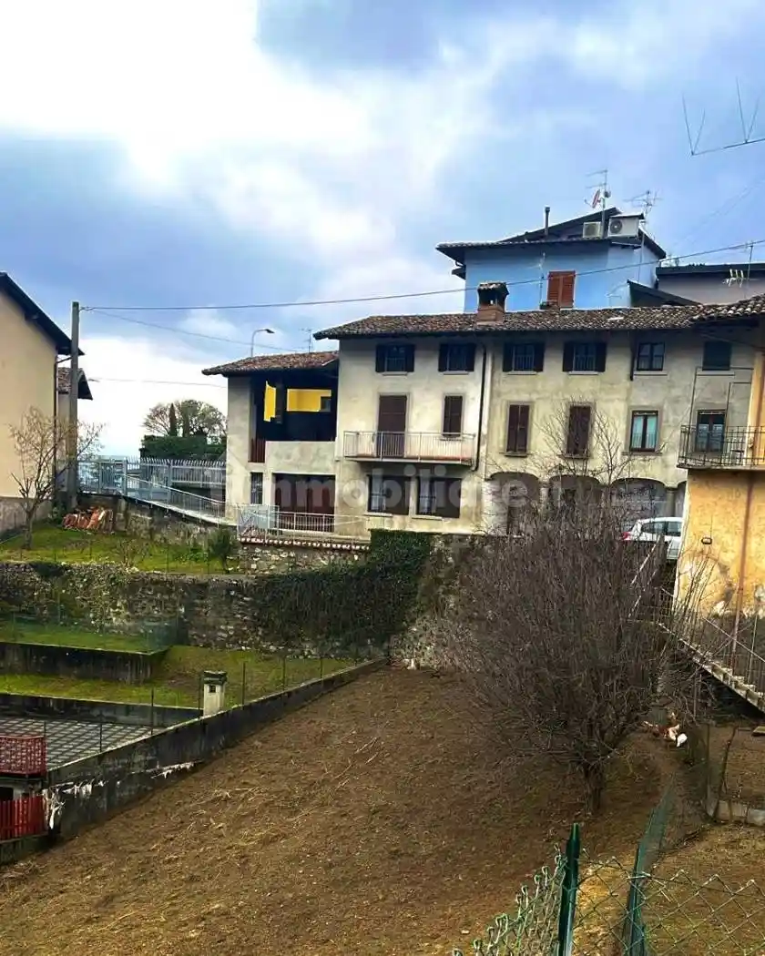 Casa indipendente in vendita a Gandino