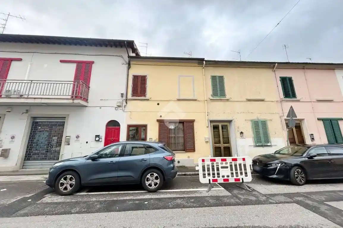 Casa indipendente in affitto a Prato