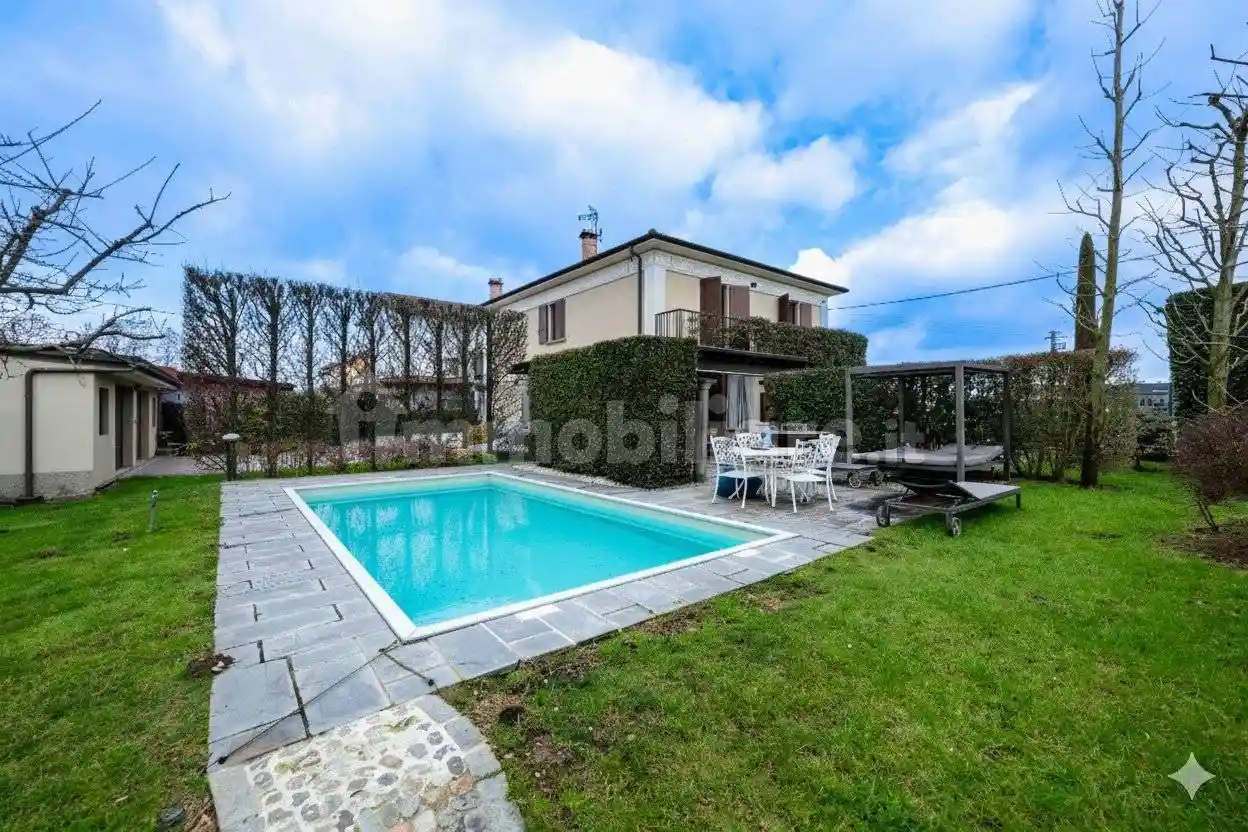 Villa in vendita a Romano di Lombardia