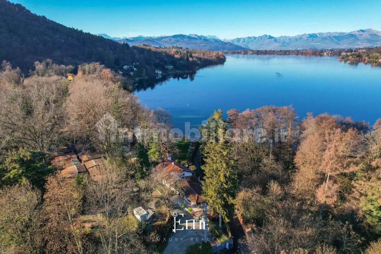 Villa in vendita a Comabbio