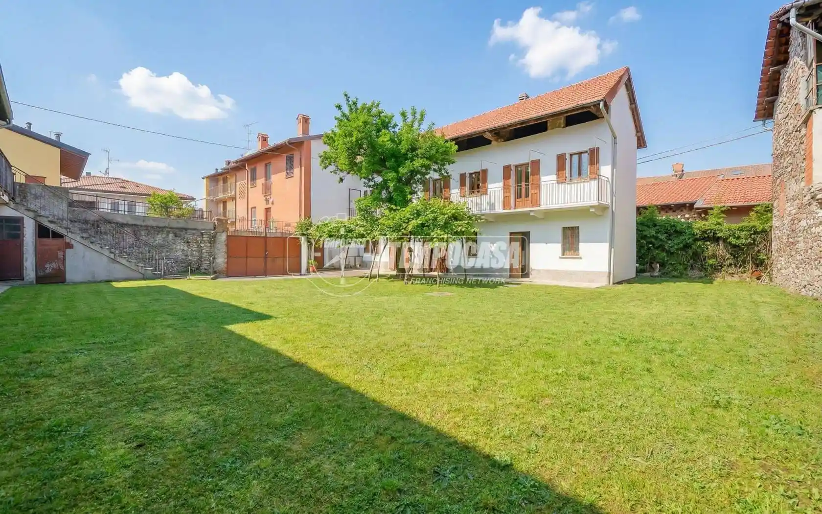 Casa indipendente in vendita a Varallo Pombia