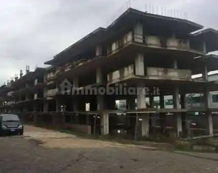 Palazzo - Stabile in vendita a Pomezia