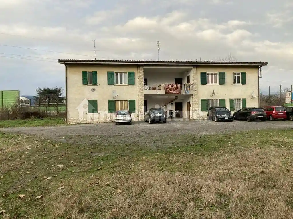 Palazzo - Stabile in vendita a Bagnatica