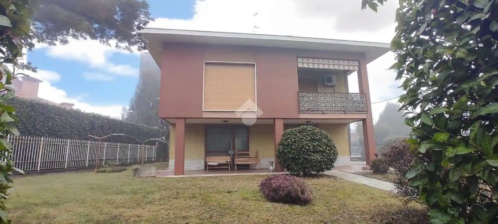 Casa indipendente in vendita a Ferno