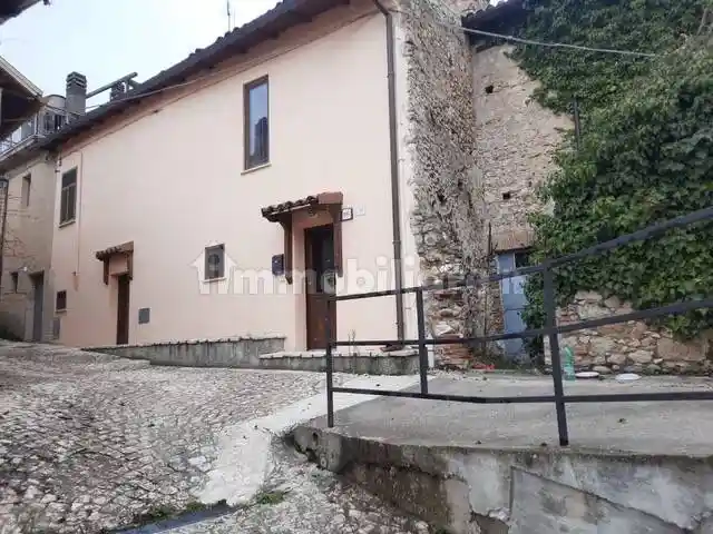 Casa indipendente in vendita a Pizzoli