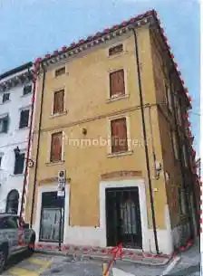 Palazzo - Stabile in vendita a Bussolengo