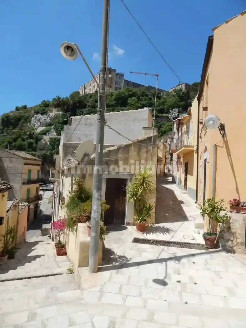 Palazzo - Edificio in affitto a Ragusa