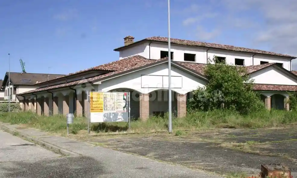 Palazzo - Stabile in vendita a Roncaro