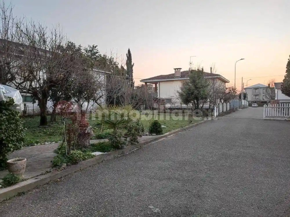 Villa in vendita a Monticelli d'Ongina