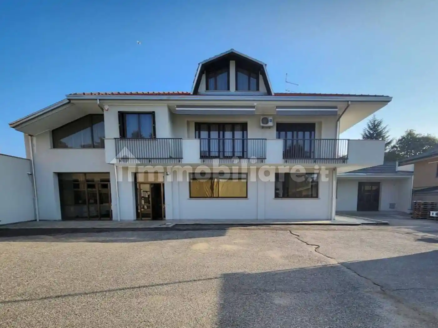 Palazzo - Edificio in vendita a Oleggio