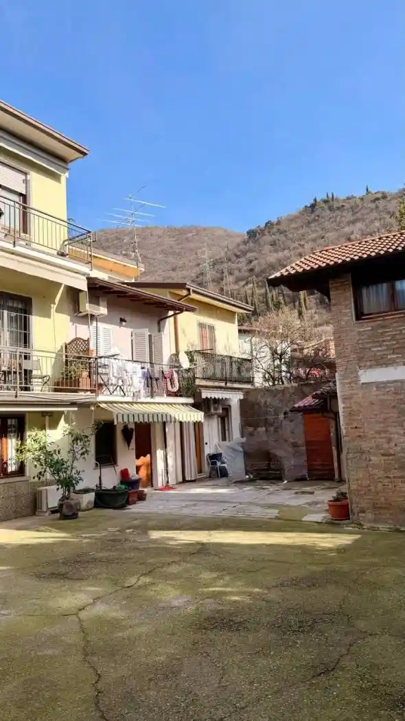 Casa indipendente in vendita a Brescia