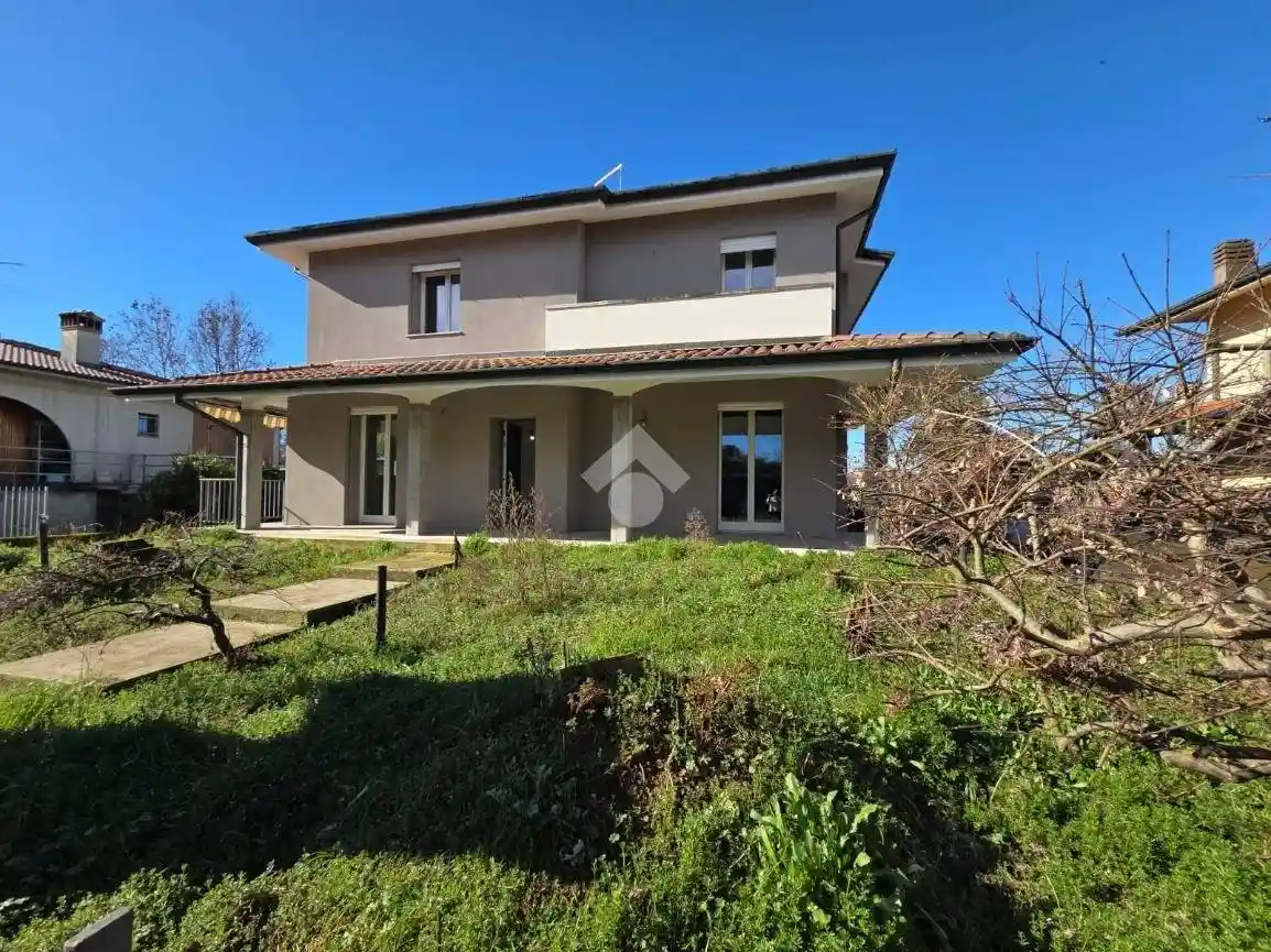 Villa in vendita a Romano di Lombardia