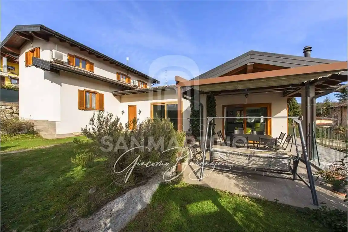 Villa in vendita a Travedona-Monate