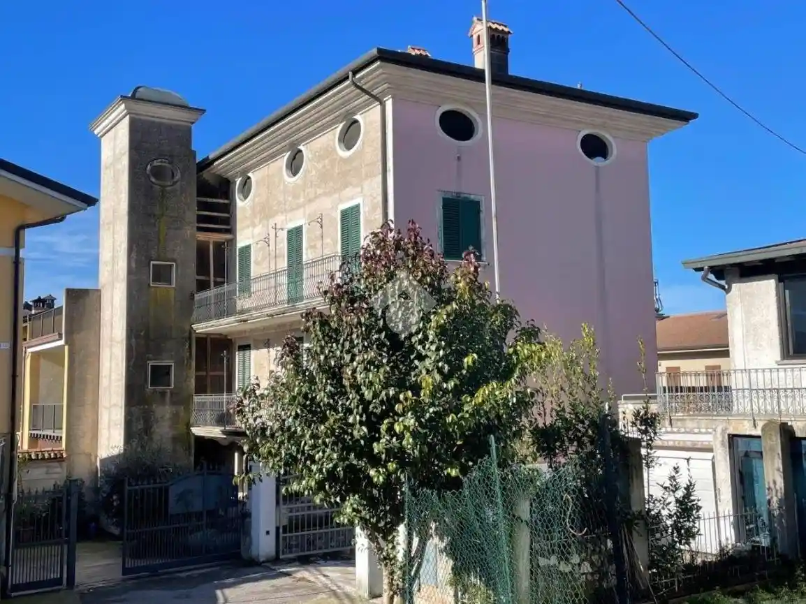 Casa indipendente in vendita a Lonato del Garda
