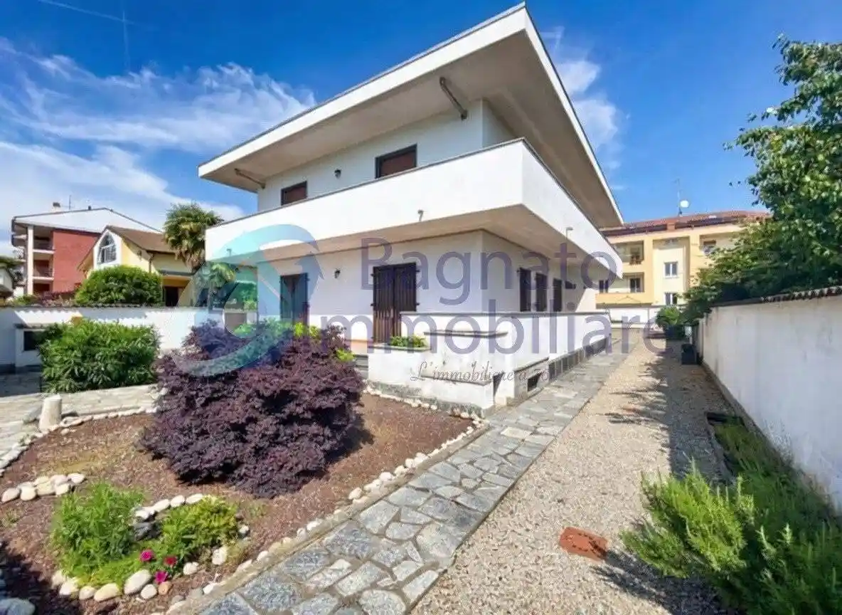 Villa in vendita a Novara