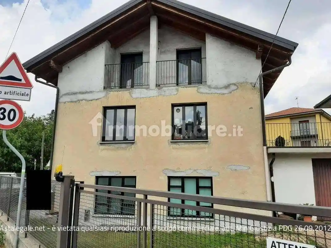 Casa indipendente in vendita a Gazzada Schianno