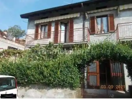 Casa indipendente in vendita a Laveno-Mombello