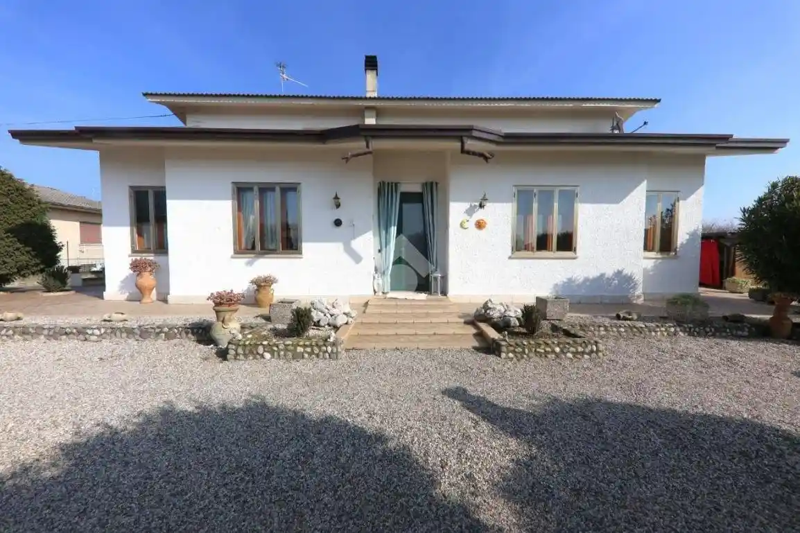 Villa in vendita a Roverbella