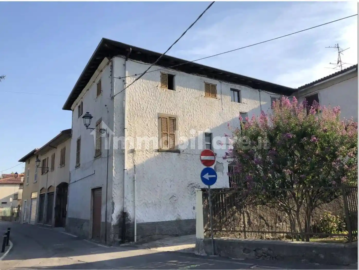 Palazzo - Stabile in vendita a Ambivere