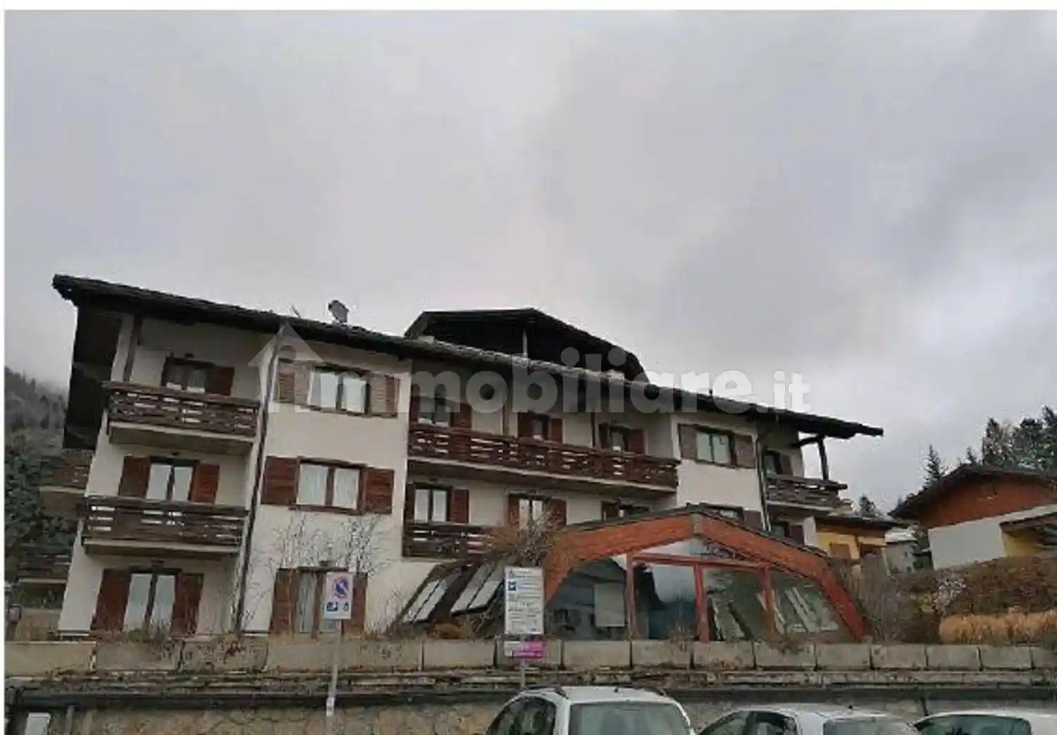 Palazzo - Stabile in vendita a Castione della Presolana