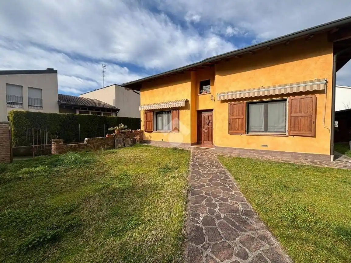 Villa in vendita a Mantova