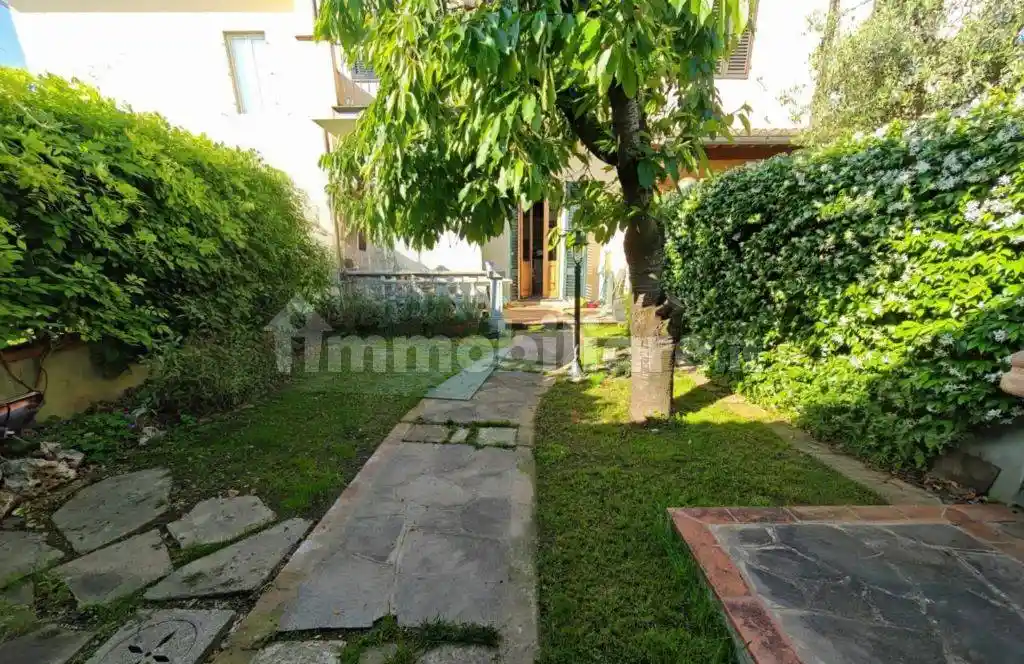 Casa indipendente in vendita a Campi Bisenzio