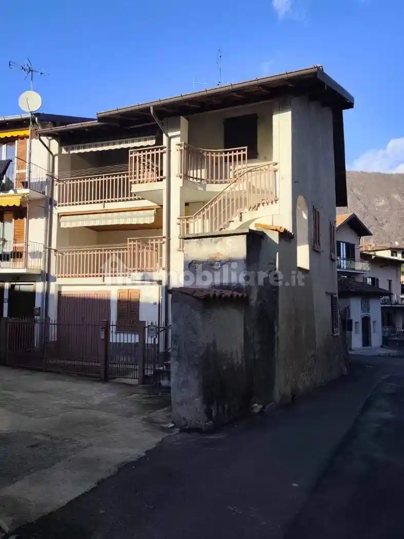 Casa indipendente in vendita a Laveno-Mombello