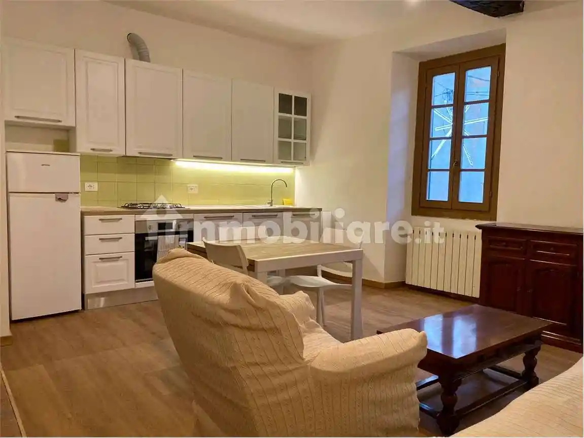 Appartamento in affitto a Angera