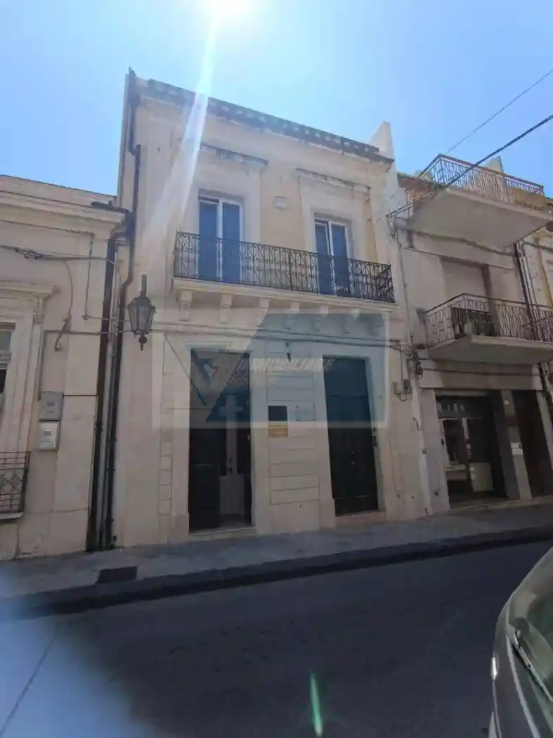 Palazzo - Edificio in vendita a Floridia