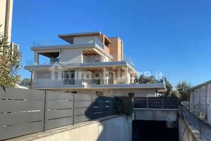 Palazzo - Stabile in vendita a Desenzano del Garda