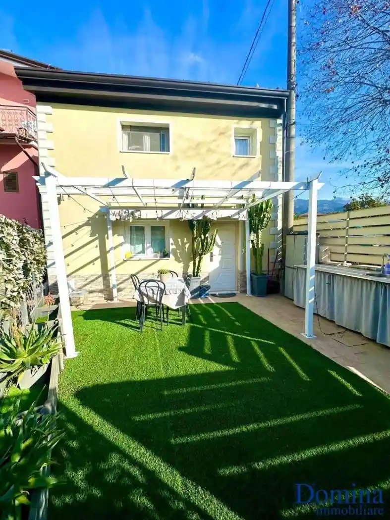 Casa indipendente in vendita a Massa