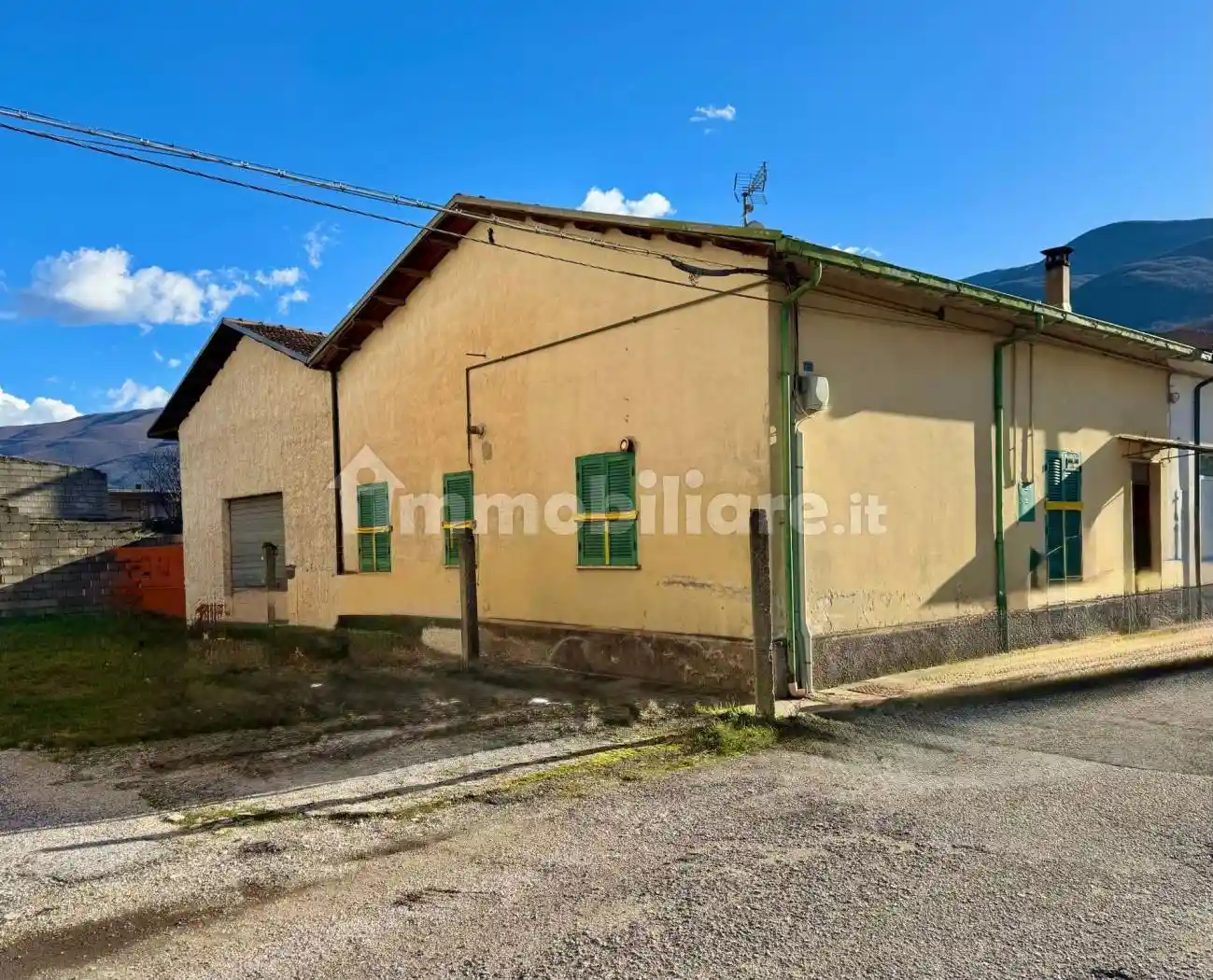 Casa indipendente in vendita a Luco dei Marsi