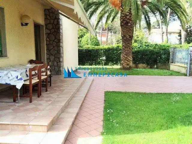 Villetta a schiera in affitto a Montignoso