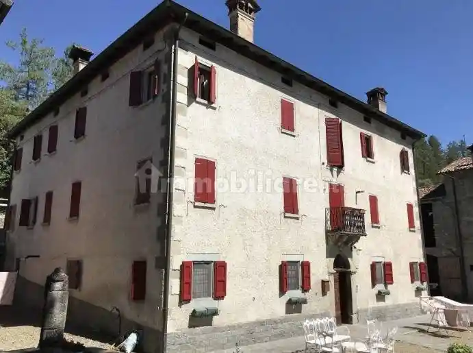 Palazzo - Stabile in vendita a Castelnovo Ne' Monti