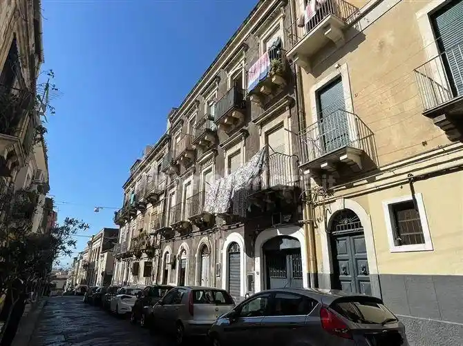 Palazzo - Edificio in vendita a Catania
